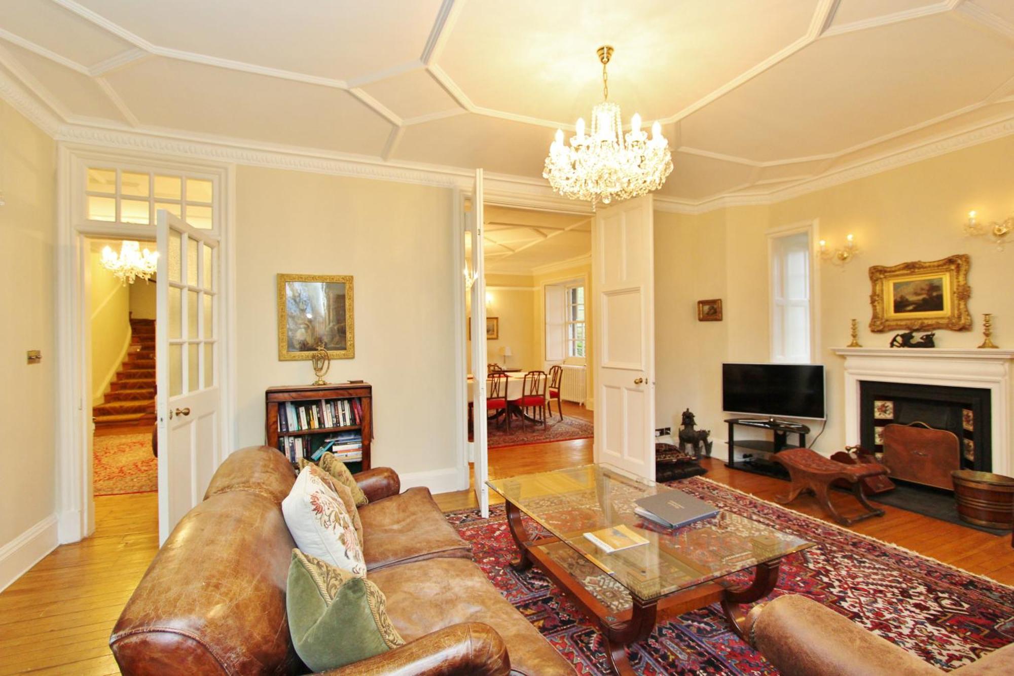 Elegant 3-Bedroom Ramsay Garden Apartment In Edinburgh City Centre Exteriör bild