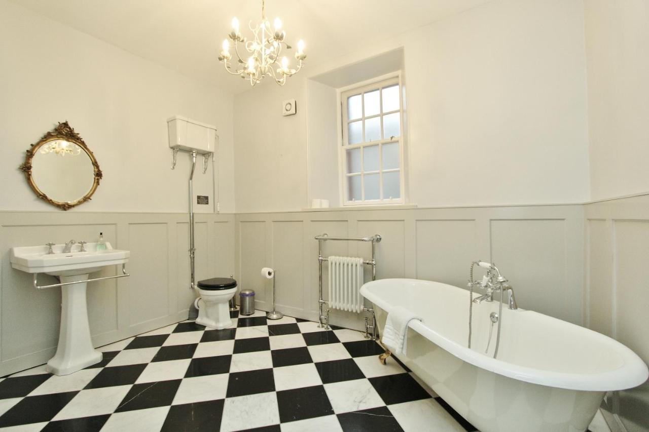 Elegant 3-Bedroom Ramsay Garden Apartment In Edinburgh City Centre Exteriör bild