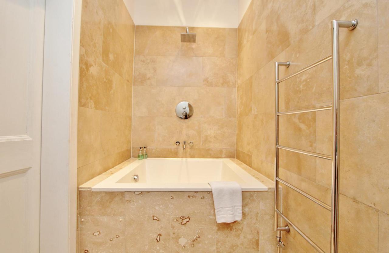 Elegant 3-Bedroom Ramsay Garden Apartment In Edinburgh City Centre Exteriör bild