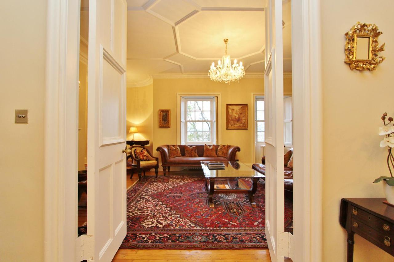 Elegant 3-Bedroom Ramsay Garden Apartment In Edinburgh City Centre Exteriör bild